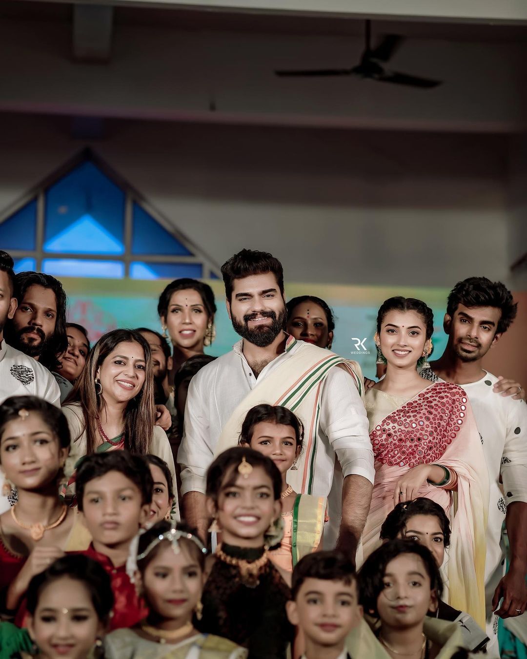  'കള്ളകൃഷ്ണനും എട്ട് സുന്ദരികളും', റാംപ് വാക്ക് ഞെട്ടിച്ചല്ലോ';ഡോ റോബിൻ രാധാകൃഷ്ണന്റെ ആറാട്ട്, വൈറൽ ചിത്രങ്ങൾ 