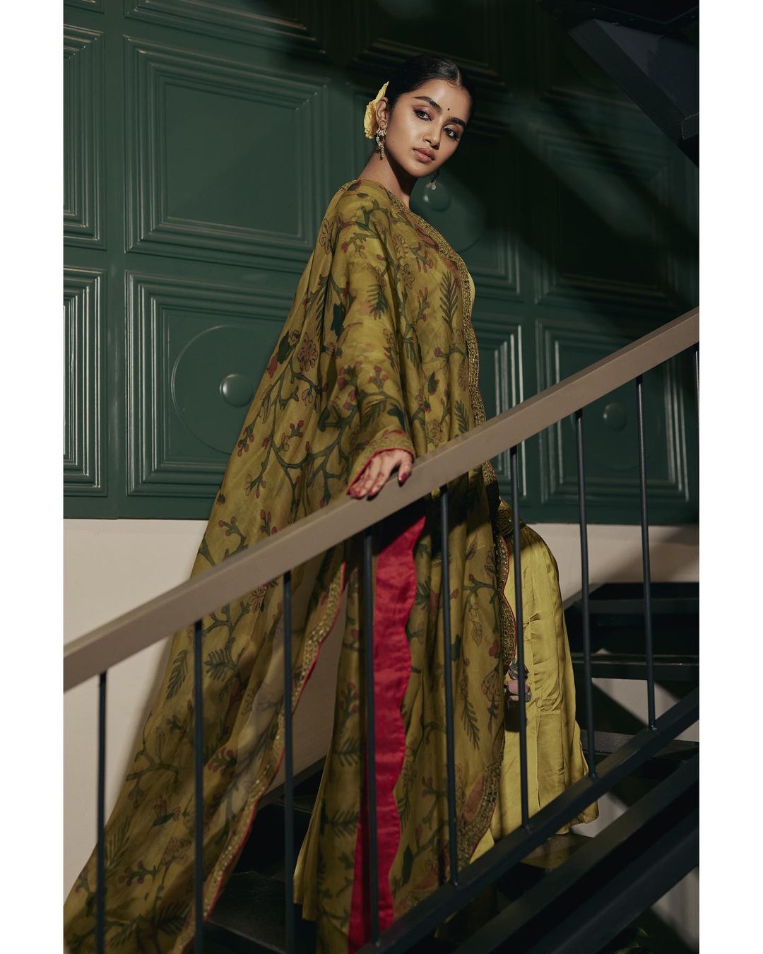 ഈ ലുക്കില്‍ അമ്മയെ പോലുണ്ട് ഞാന്‍: വൈറലായി അനുപമ പരമേശ്വരന്റെ പുതിയ സാരി ചിത്രങ്ങള്‍