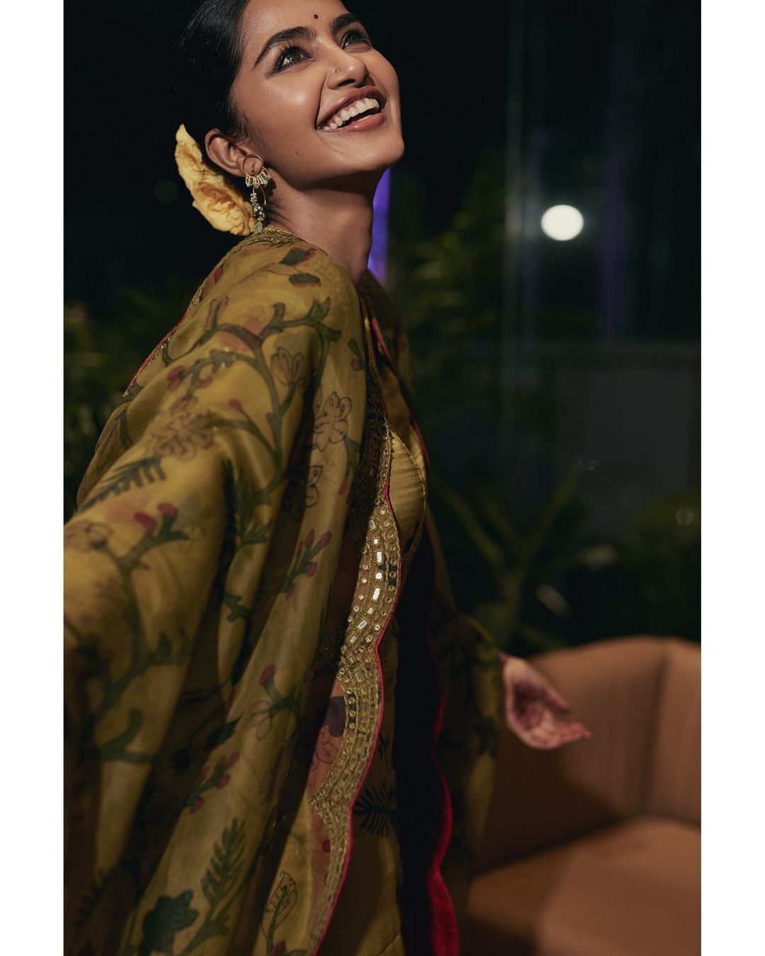 ഈ ലുക്കില്‍ അമ്മയെ പോലുണ്ട് ഞാന്‍: വൈറലായി അനുപമ പരമേശ്വരന്റെ പുതിയ സാരി ചിത്രങ്ങള്‍