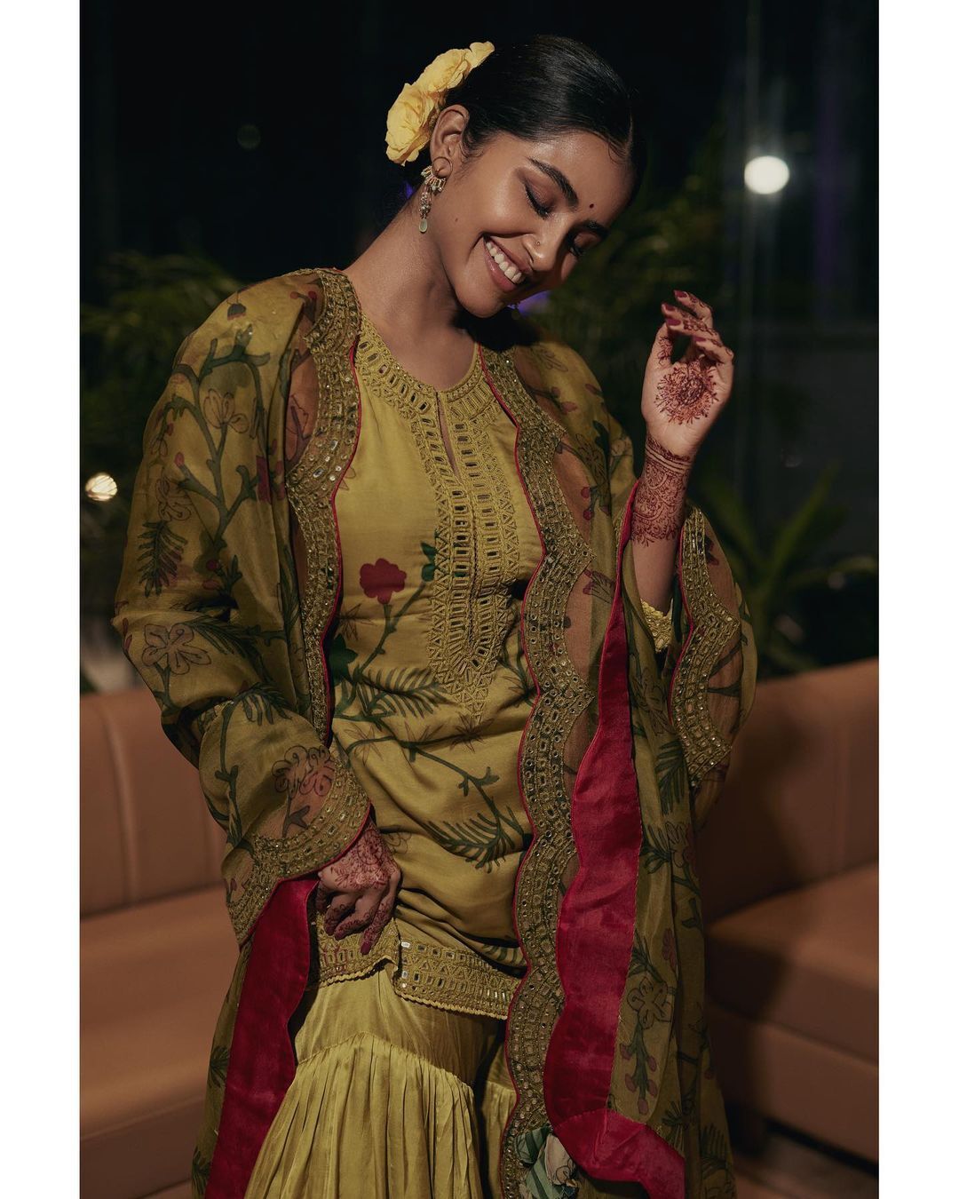 ഈ ലുക്കില്‍ അമ്മയെ പോലുണ്ട് ഞാന്‍: വൈറലായി അനുപമ പരമേശ്വരന്റെ പുതിയ സാരി ചിത്രങ്ങള്‍