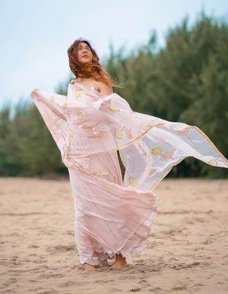 കടല്‍ തീരത്ത് ഗ്ലാമറസ് ഫോട്ടോഷൂട്ടുമായി മഡോണ സെബാസ്റ്റ്യൻ... കാണാം ചിത്രങ്ങള്‍