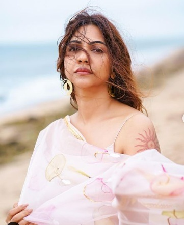 കടല്‍ തീരത്ത് ഗ്ലാമറസ് ഫോട്ടോഷൂട്ടുമായി മഡോണ സെബാസ്റ്റ്യൻ... കാണാം ചിത്രങ്ങള്‍