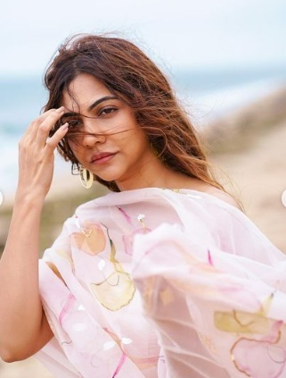 കടല്‍ തീരത്ത് ഗ്ലാമറസ് ഫോട്ടോഷൂട്ടുമായി മഡോണ സെബാസ്റ്റ്യൻ... കാണാം ചിത്രങ്ങള്‍