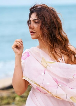 കടല്‍ തീരത്ത് ഗ്ലാമറസ് ഫോട്ടോഷൂട്ടുമായി മഡോണ സെബാസ്റ്റ്യൻ... കാണാം ചിത്രങ്ങള്‍