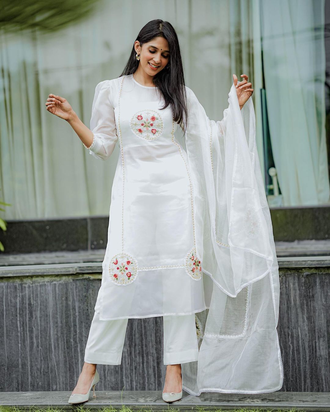  'അല്ല നൈല, ഇതെന്തൊരു തകർപ്പാണ്'; നൈല ഉഷയുടെ പുതിയ ലുക്കിൽ വീണ് ആരാധകർ..വൈറൽ ചിത്രങ്ങൾ