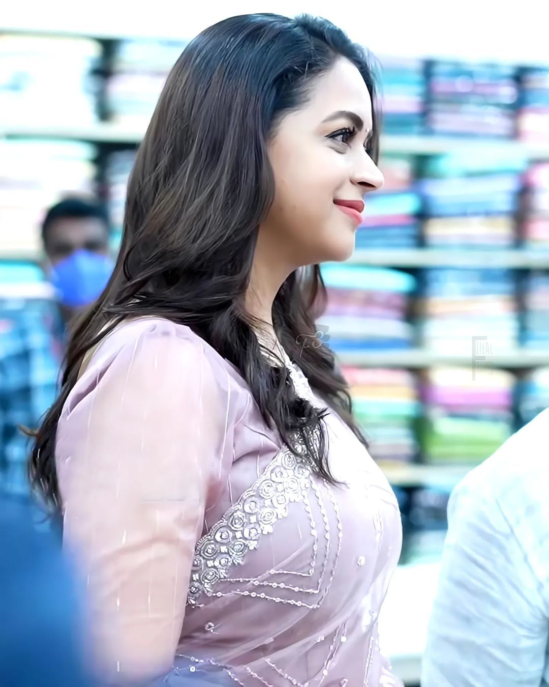 ഇതാ സാരിയില്‍ പൊളിച്ചടുക്കുന്ന ഭാവന: ഗംഭീര ലുക്കെന്ന് ആരാധകർ, വൈറലായി ചിത്രങ്ങള്‍