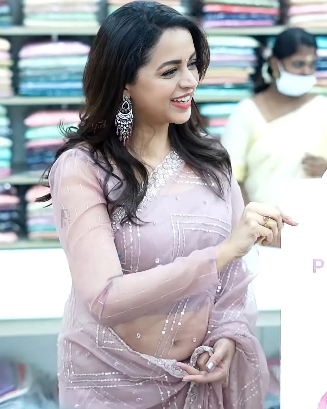 ഇതാ സാരിയില്‍ പൊളിച്ചടുക്കുന്ന ഭാവന: ഗംഭീര ലുക്കെന്ന് ആരാധകർ, വൈറലായി ചിത്രങ്ങള്‍