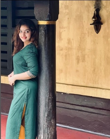 ചുരിദാറില്‍ സുന്ദരിയായി മാളവിക... ക്യൂട്ട് എന്ന് ആരാധകര്‍, പുത്തൻ ഫോട്ടോഷൂട്ടും സൂപ്പര്‍ഹിറ്റ്