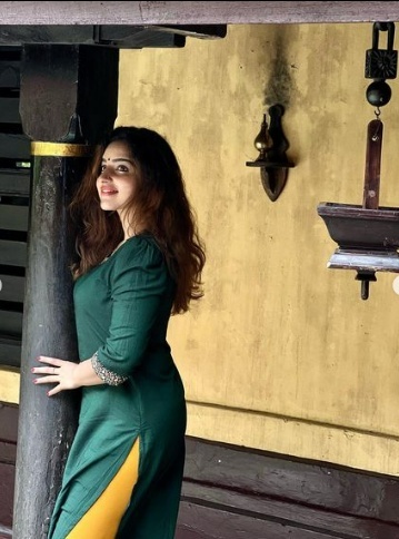 ചുരിദാറില്‍ സുന്ദരിയായി മാളവിക... ക്യൂട്ട് എന്ന് ആരാധകര്‍, പുത്തൻ ഫോട്ടോഷൂട്ടും സൂപ്പര്‍ഹിറ്റ്
