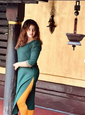 ചുരിദാറില്‍ സുന്ദരിയായി മാളവിക... ക്യൂട്ട് എന്ന് ആരാധകര്‍, പുത്തൻ ഫോട്ടോഷൂട്ടും സൂപ്പര്‍ഹിറ്റ്