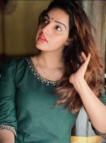 ചുരിദാറില്‍ സുന്ദരിയായി മാളവിക... ക്യൂട്ട് എന്ന് ആരാധകര്‍, പുത്തൻ ഫോട്ടോഷൂട്ടും സൂപ്പര്‍ഹിറ്റ്