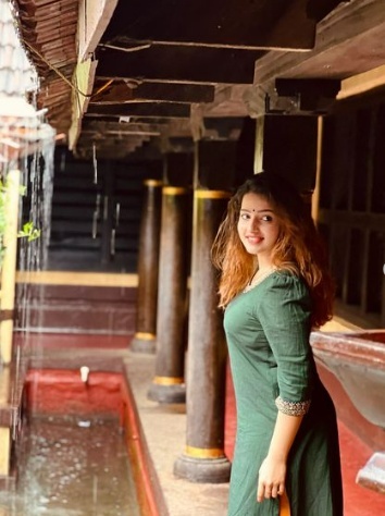 ചുരിദാറില്‍ സുന്ദരിയായി മാളവിക... ക്യൂട്ട് എന്ന് ആരാധകര്‍, പുത്തൻ ഫോട്ടോഷൂട്ടും സൂപ്പര്‍ഹിറ്റ്