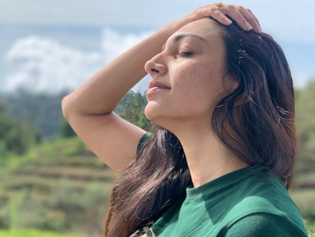 എന്താ റിതൂ... വെയിലത്ത് കിടന്ന് ഉറങ്ങിപ്പോയോ: വ്യത്യസ്ത ചിത്രങ്ങളുമായി റിതു മന്ത്ര