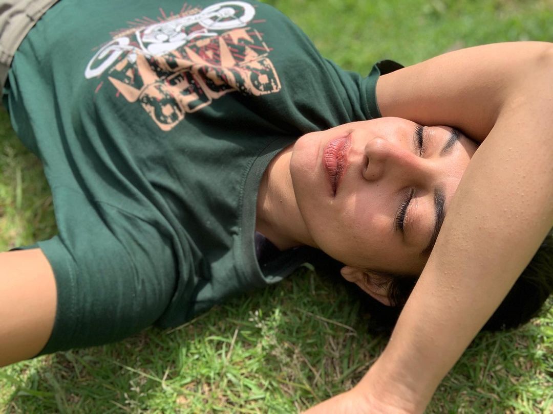 എന്താ റിതൂ... വെയിലത്ത് കിടന്ന് ഉറങ്ങിപ്പോയോ: വ്യത്യസ്ത ചിത്രങ്ങളുമായി റിതു മന്ത്ര