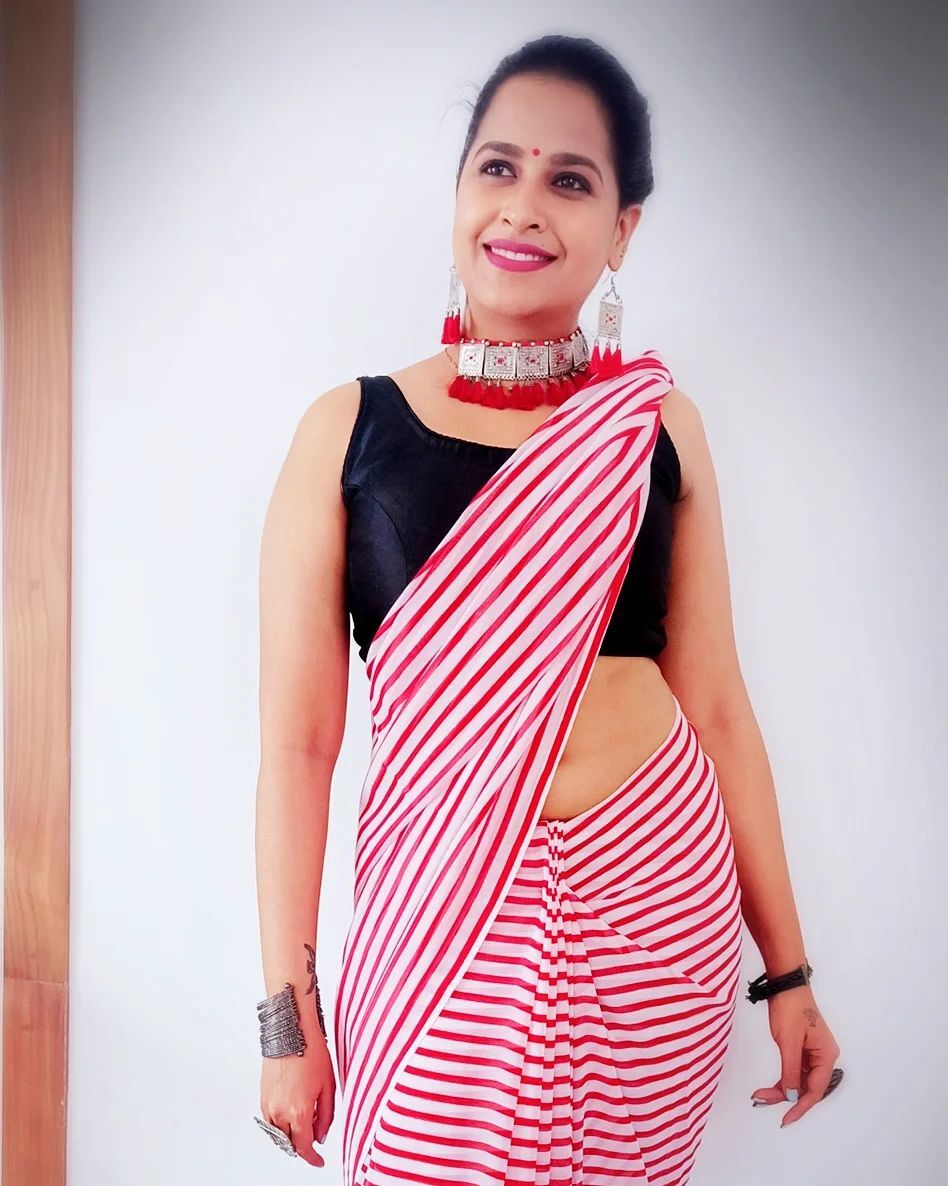  'സാധിക, സാരി, സുന്ദരി..മാറ്റിപിടിക്കാൻ ഉദ്ദേശമേയില്ല'; ലൗ ഇട്ട് നിറച്ച് ആരാധകരും..വൈറൽ ചിത്രങ്ങൾ