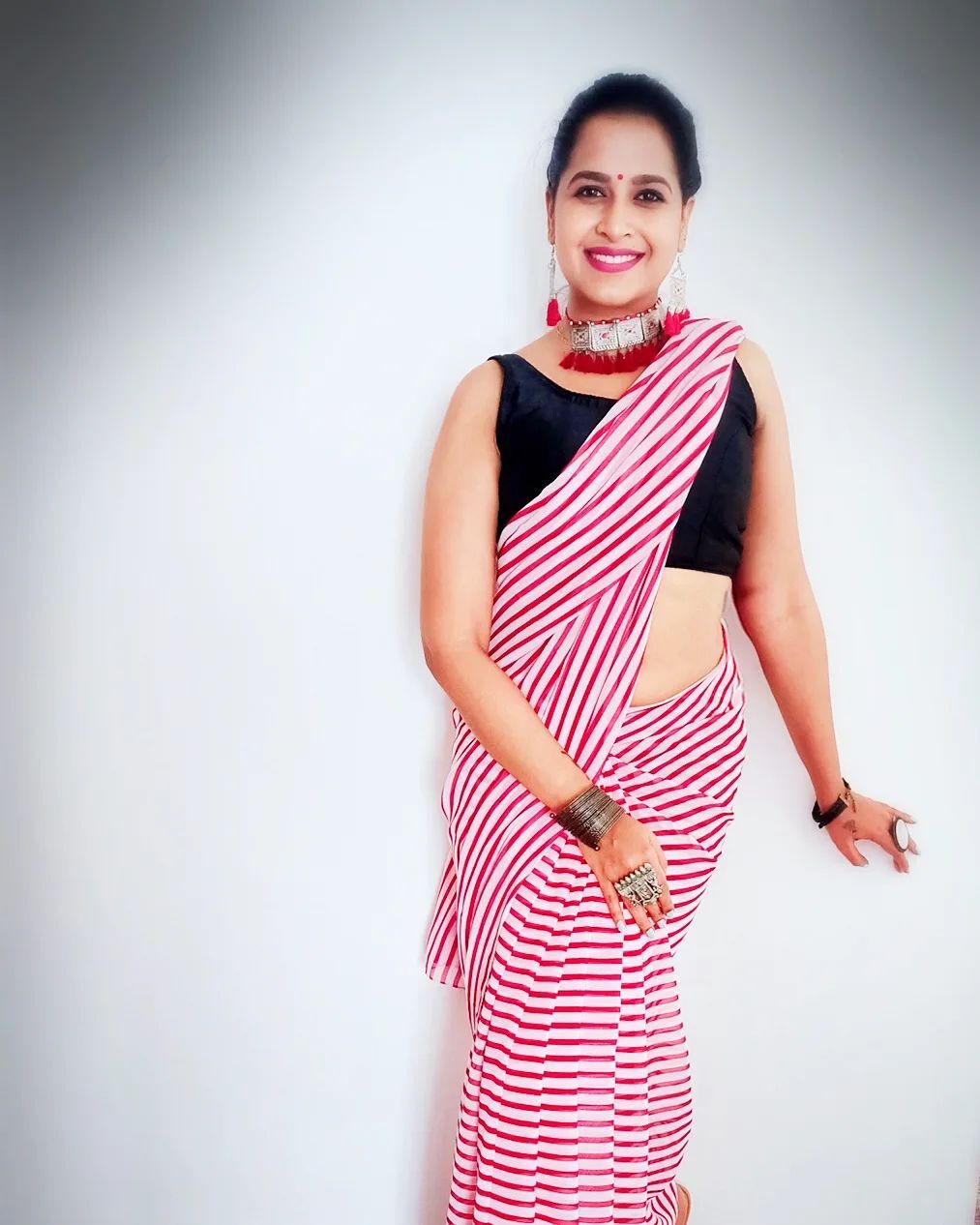  'സാധിക, സാരി, സുന്ദരി..മാറ്റിപിടിക്കാൻ ഉദ്ദേശമേയില്ല'; ലൗ ഇട്ട് നിറച്ച് ആരാധകരും..വൈറൽ ചിത്രങ്ങൾ