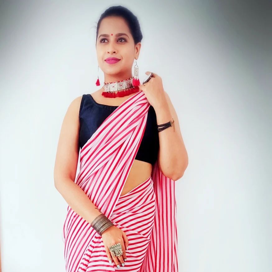  'സാധിക, സാരി, സുന്ദരി..മാറ്റിപിടിക്കാൻ ഉദ്ദേശമേയില്ല'; ലൗ ഇട്ട് നിറച്ച് ആരാധകരും..വൈറൽ ചിത്രങ്ങൾ