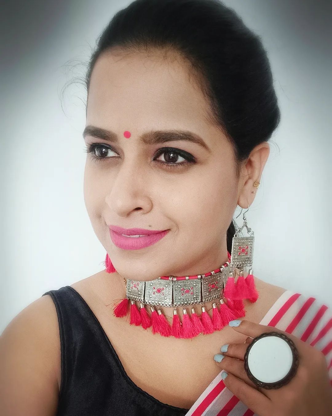  'സാധിക, സാരി, സുന്ദരി..മാറ്റിപിടിക്കാൻ ഉദ്ദേശമേയില്ല'; ലൗ ഇട്ട് നിറച്ച് ആരാധകരും..വൈറൽ ചിത്രങ്ങൾ