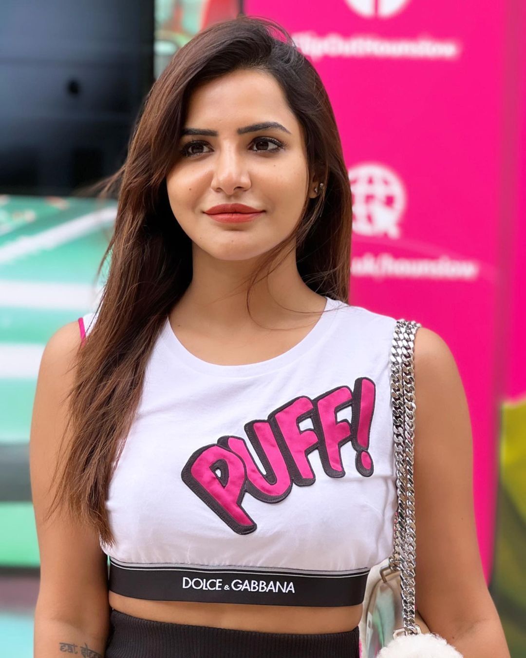 Ashi Reddy లండన్ వీదుల్లో వయ్యారాలు ఒలకబోస్తున్న అషు రెడ్డి.. | Ashu Reddy Is ...