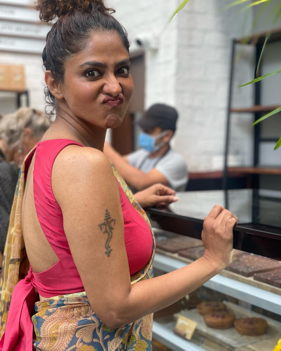 'പൂർണിമ ഇത് എന്ത് ഭാവിച്ചാണ് ഇങ്ങനെ?'; സ്ലീവ്ലെസ് ബ്ലൗസും സാരിയും.. വീണ്ടും തകർപ്പോട് തകർപ്പ്..വൈറൽ ചിത്രങ്ങൾ
