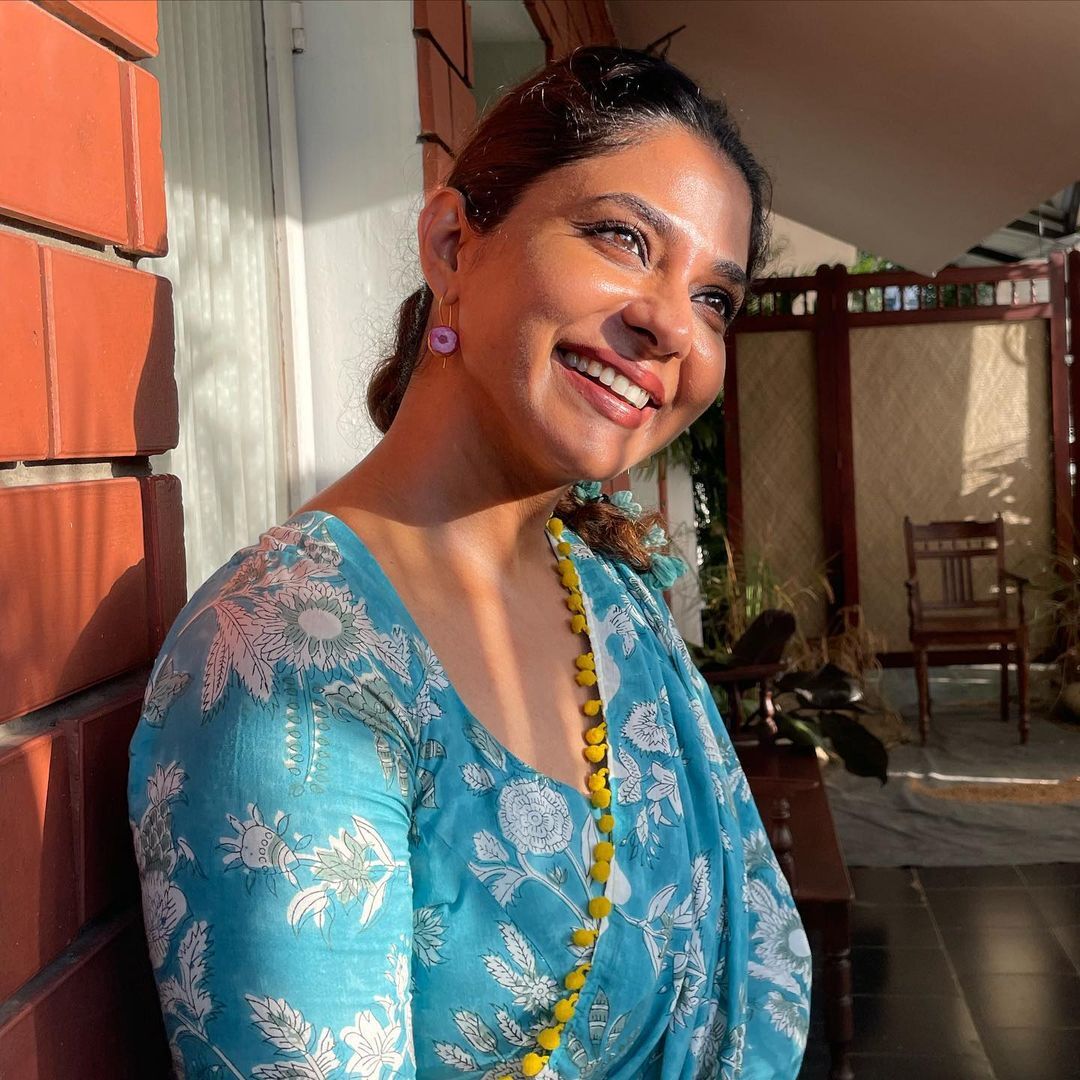 'പൂർണിമ ഇത് എന്ത് ഭാവിച്ചാണ് ഇങ്ങനെ?'; സ്ലീവ്ലെസ് ബ്ലൗസും സാരിയും.. വീണ്ടും തകർപ്പോട് തകർപ്പ്..വൈറൽ ചിത്രങ്ങൾ