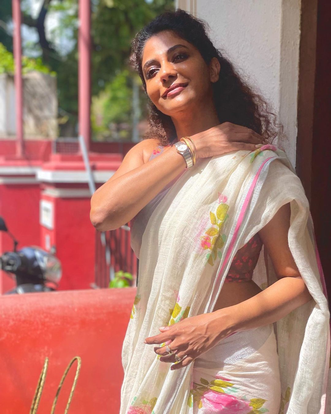 'പൂർണിമ ഇത് എന്ത് ഭാവിച്ചാണ് ഇങ്ങനെ?'; സ്ലീവ്ലെസ് ബ്ലൗസും സാരിയും.. വീണ്ടും തകർപ്പോട് തകർപ്പ്..വൈറൽ ചിത്രങ്ങൾ