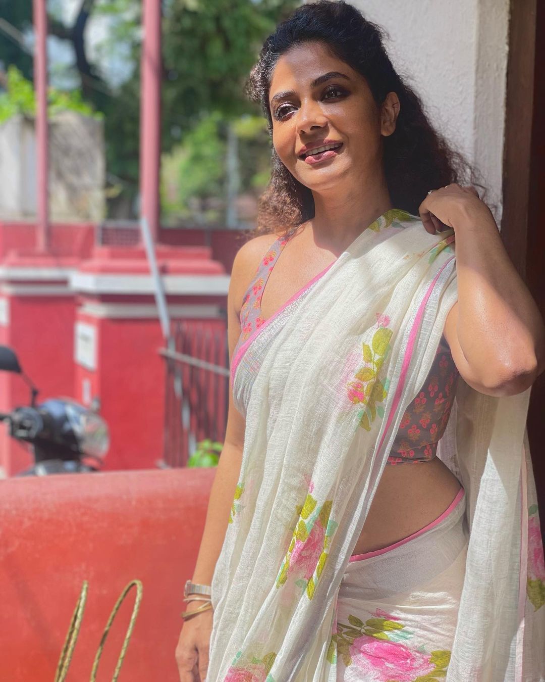 'പൂർണിമ ഇത് എന്ത് ഭാവിച്ചാണ് ഇങ്ങനെ?'; സ്ലീവ്ലെസ് ബ്ലൗസും സാരിയും.. വീണ്ടും തകർപ്പോട് തകർപ്പ്..വൈറൽ ചിത്രങ്ങൾ