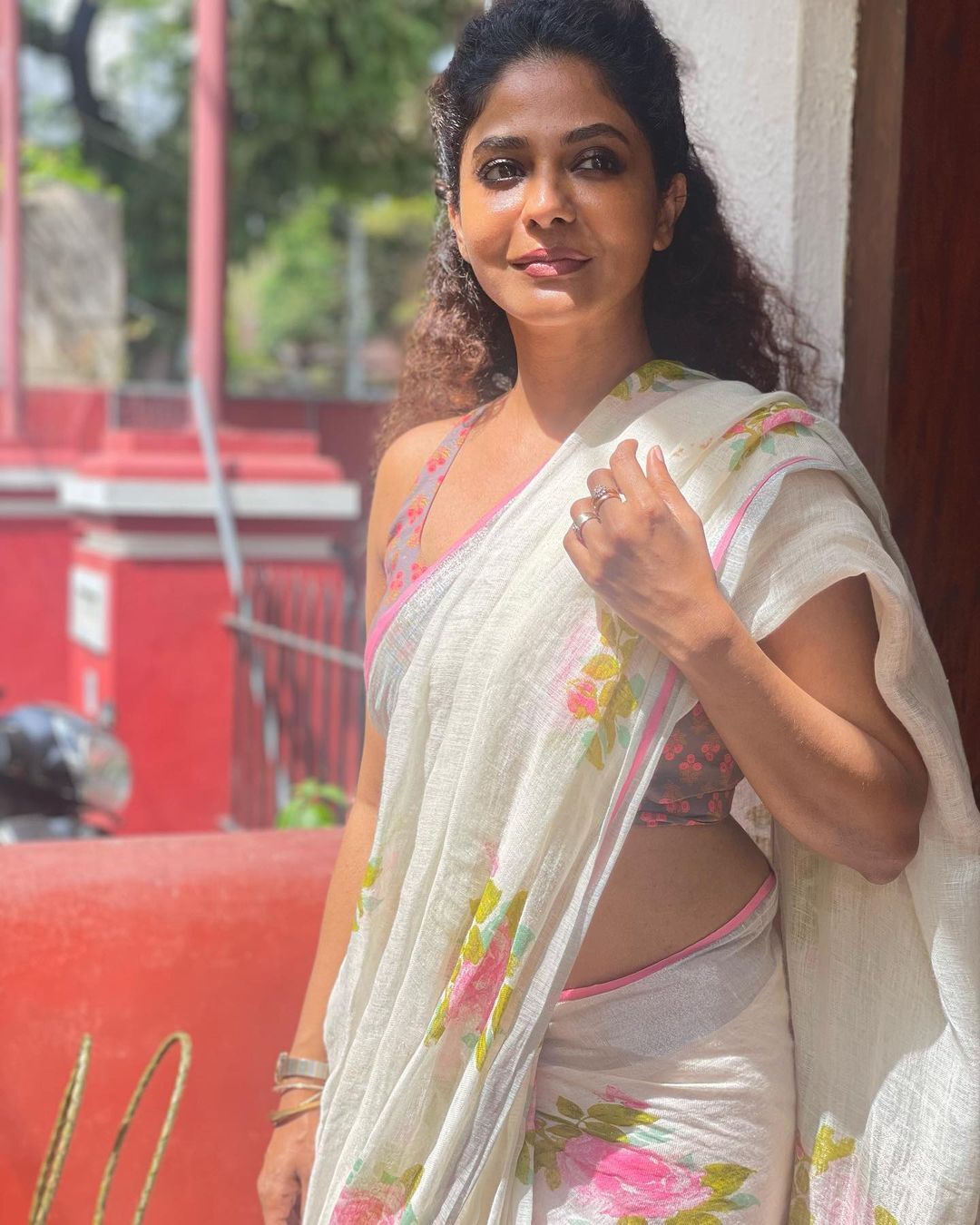 'പൂർണിമ ഇത് എന്ത് ഭാവിച്ചാണ് ഇങ്ങനെ?'; സ്ലീവ്ലെസ് ബ്ലൗസും സാരിയും.. വീണ്ടും തകർപ്പോട് തകർപ്പ്..വൈറൽ ചിത്രങ്ങൾ