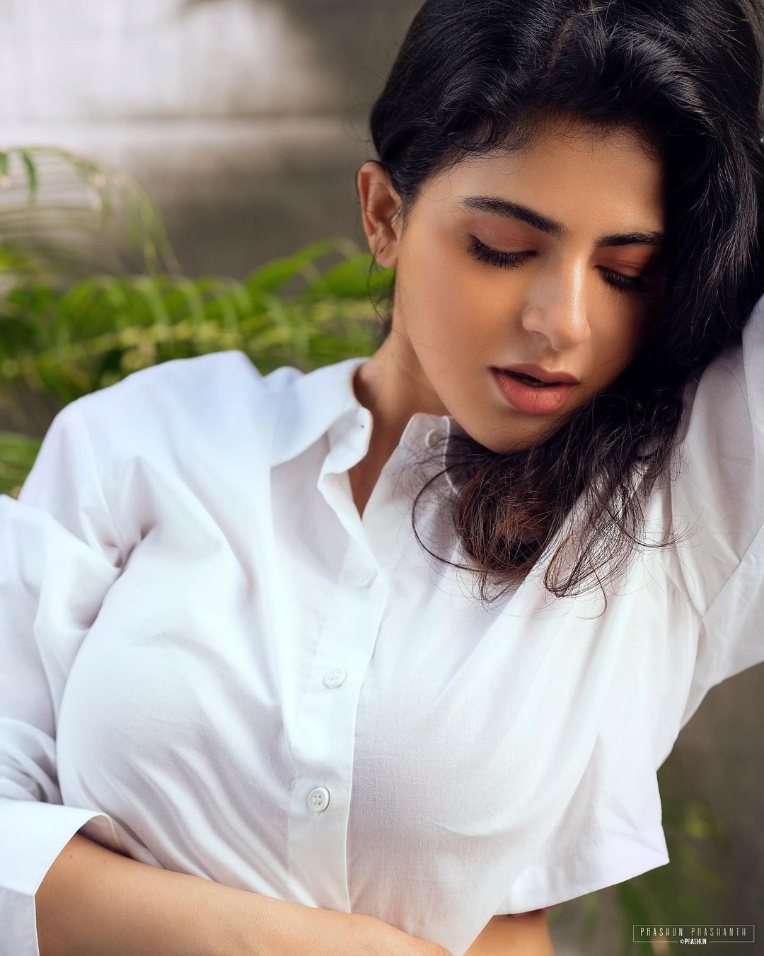 మత్తెక్కించే చూపుతో కుర్రాళ్ల గుండెల్లో హీట్ పుట్టిస్తున్న ఐశ్వర్య మీనన్