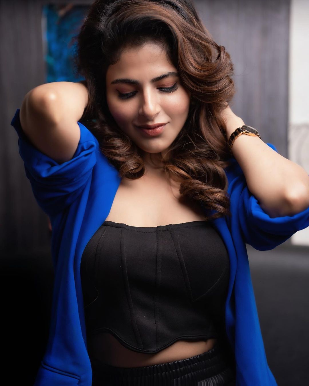 మత్తెక్కించే చూపుతో కుర్రాళ్ల గుండెల్లో హీట్ పుట్టిస్తున్న ఐశ్వర్య మీనన్