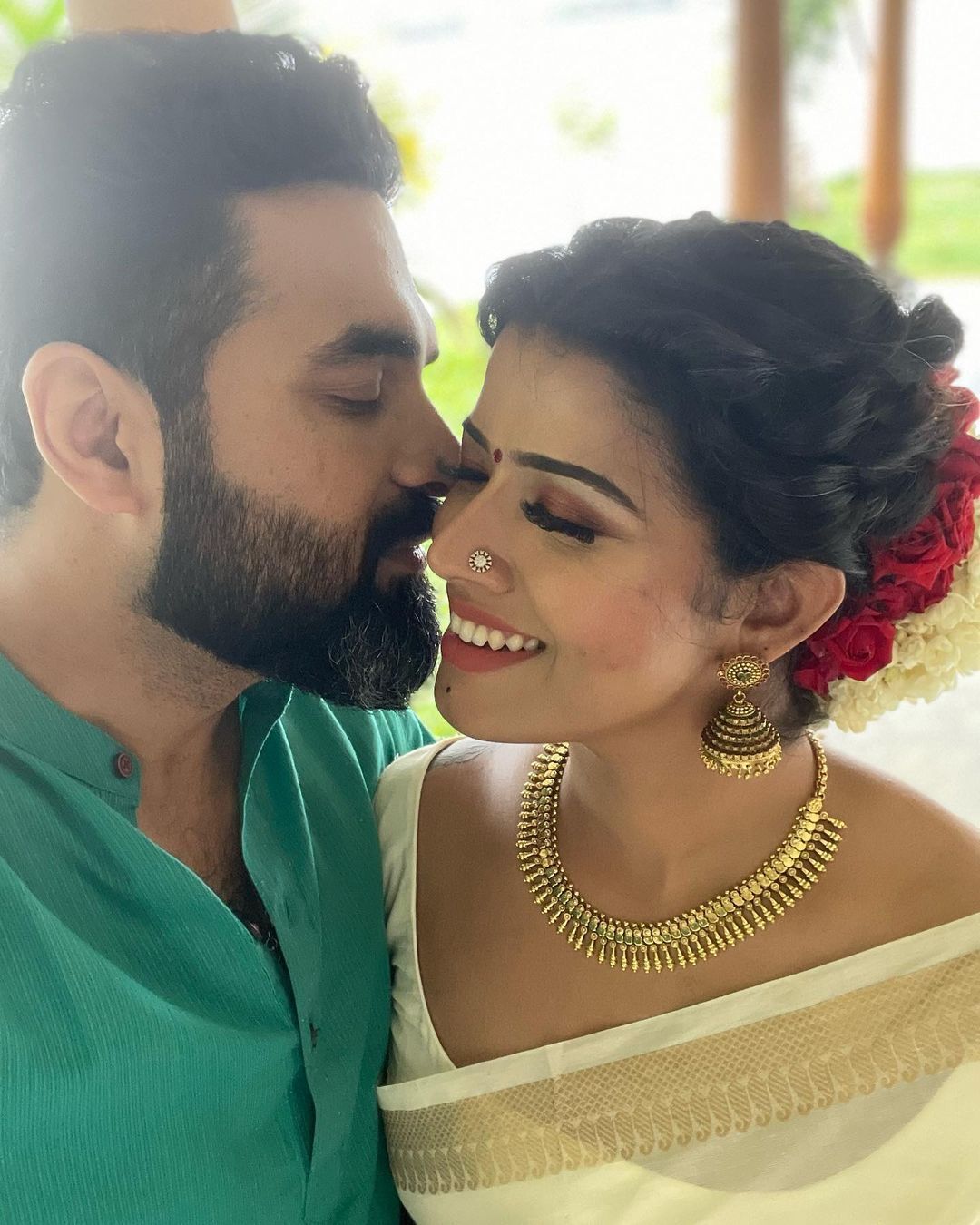 അമൃതയെ ചേർത്ത് നിർത്തി ചുംബിച്ച് ഗോപി സുന്ദർ; ഇതാണോ ഓണസമ്മാനമെന്ന് ആരാധകർ, വൈറല്‍ ചിത്രങ്ങള്‍