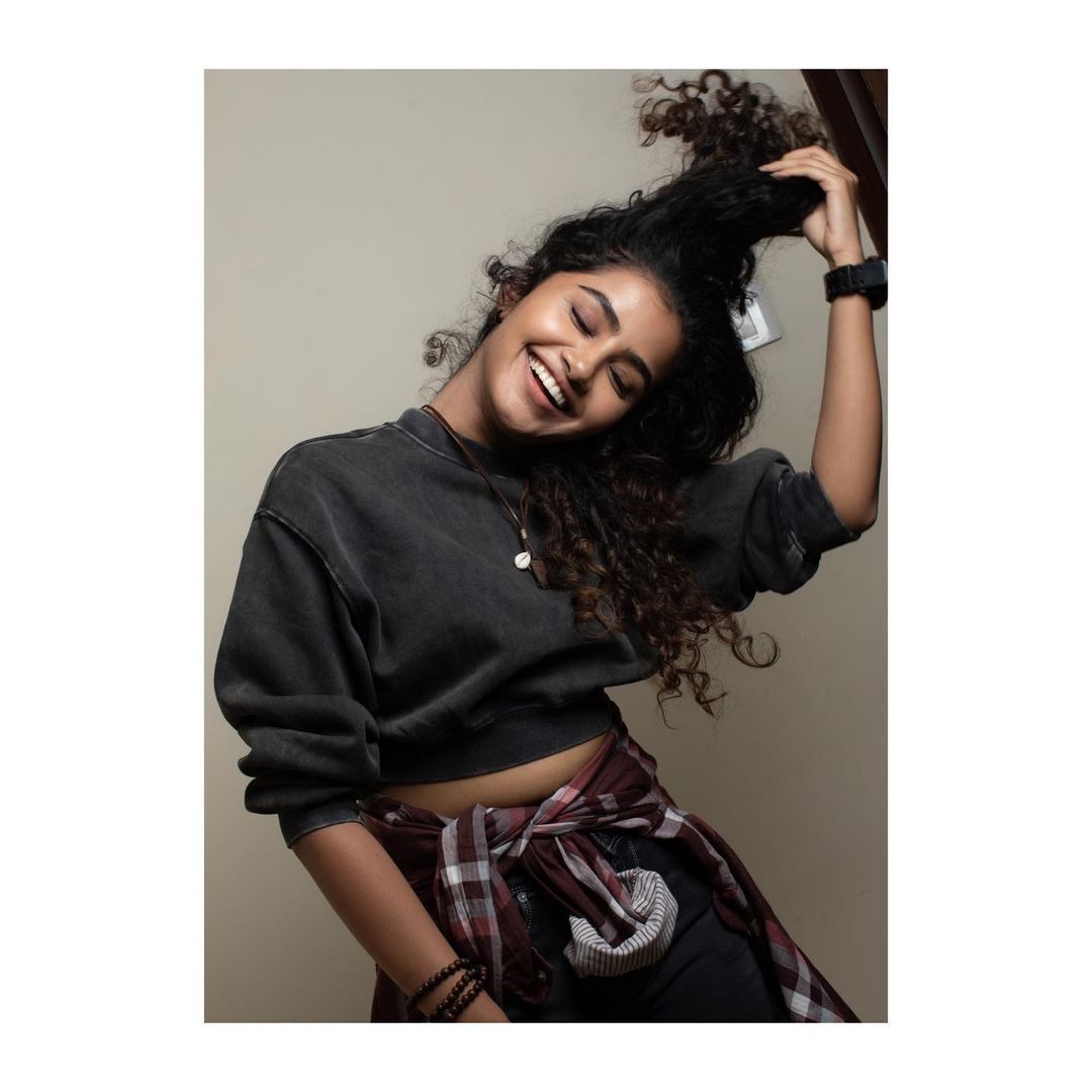 അനുപമേ.. അഴകേ.. ; വെള്ളയില്‍ തിളങ്ങി അനുപമ പരമേശ്വരന്‍, വൈറലായി ചിത്രങ്ങള്‍