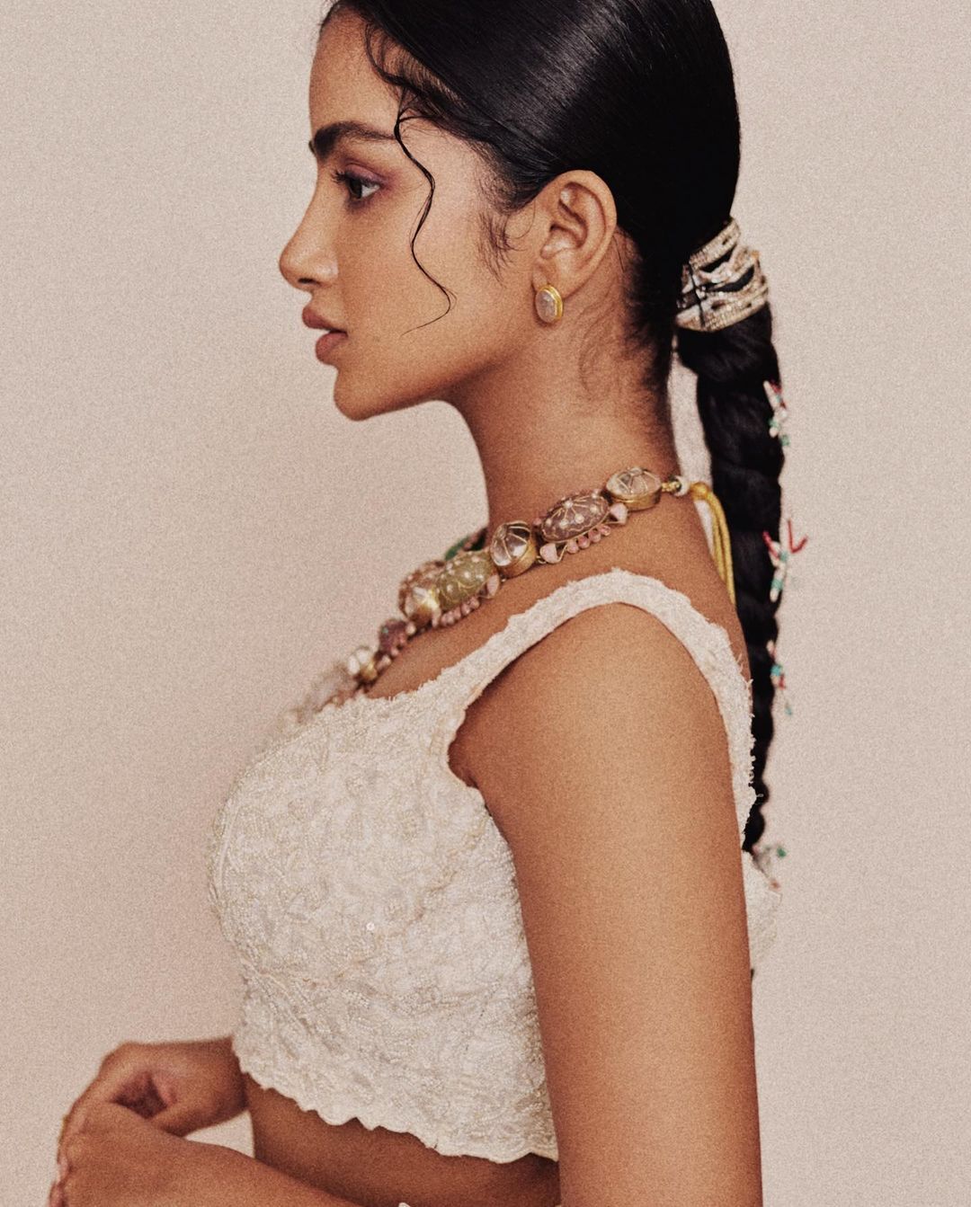 അനുപമേ.. അഴകേ.. ; വെള്ളയില്‍ തിളങ്ങി അനുപമ പരമേശ്വരന്‍, വൈറലായി ചിത്രങ്ങള്‍