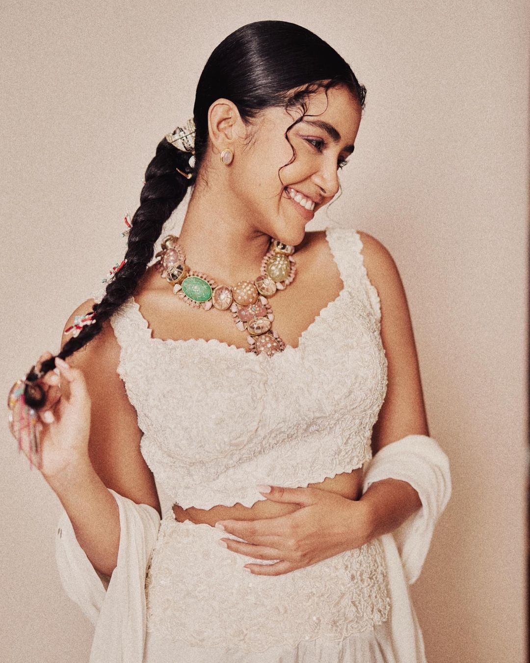 അനുപമേ.. അഴകേ.. ; വെള്ളയില്‍ തിളങ്ങി അനുപമ പരമേശ്വരന്‍, വൈറലായി ചിത്രങ്ങള്‍