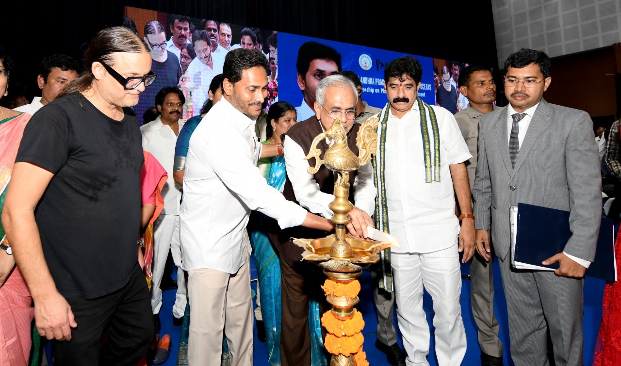 ఏపీలో ప్లాస్టిక్ ఫ్లెక్సీలపై బ్యాన్.. విశాఖ వేదికగా సీఎం జగన్ ప్రకటన