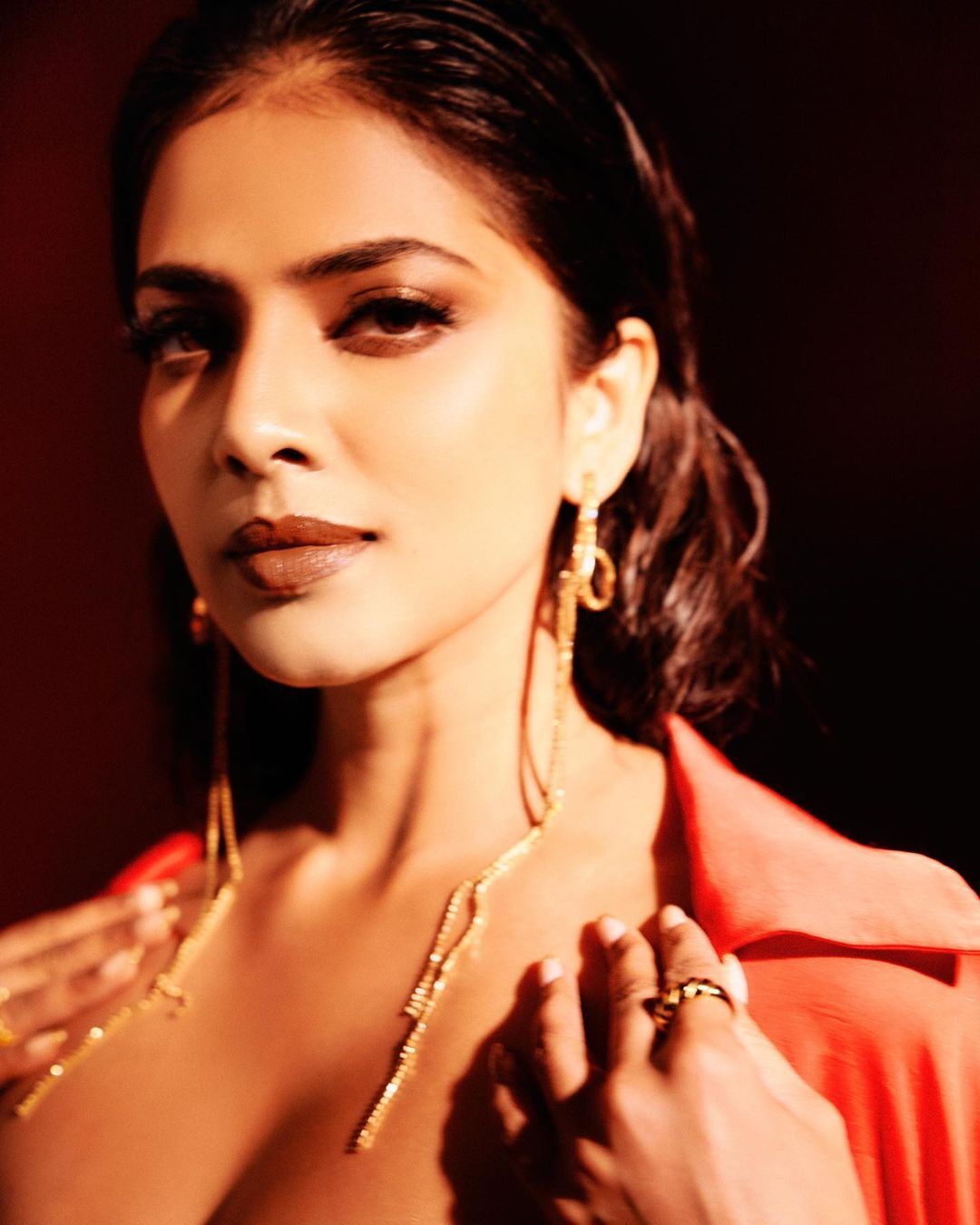  റെഡിൽ ചുമ്മാ ഫയർ; എങ്ങനെ കണ്ണെടുക്കും?.. മാളവികയുടെ കിടിൽ ചിത്രങ്ങൾ വൈറൽ