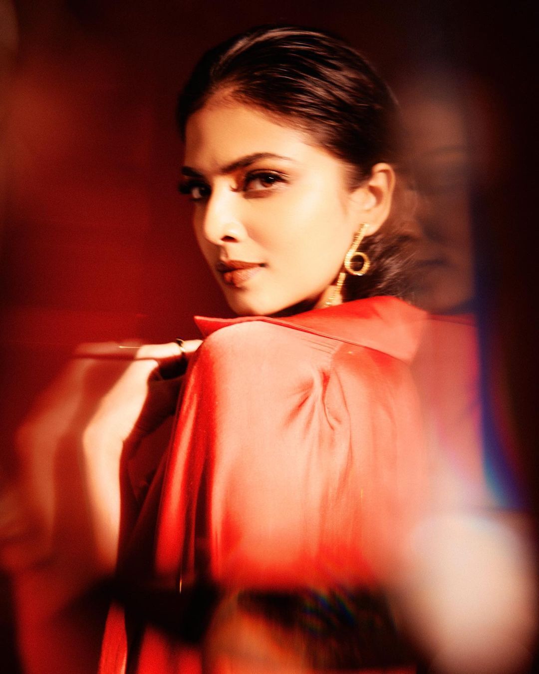  റെഡിൽ ചുമ്മാ ഫയർ; എങ്ങനെ കണ്ണെടുക്കും?.. മാളവികയുടെ കിടിൽ ചിത്രങ്ങൾ വൈറൽ