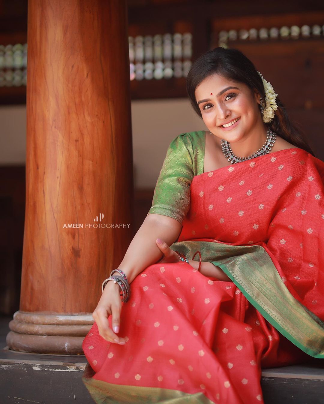 സാരിയിലെത്തിയാല്‍ പിന്നെ ഒരു പ്രത്യേക ലുക്കാണ്; ഒരു രക്ഷയുമില്ല സാറേ, ശ്രദ്ധേയമായി രമ്യ നമ്പീശന്റെ പുതിയ ചിത്രം