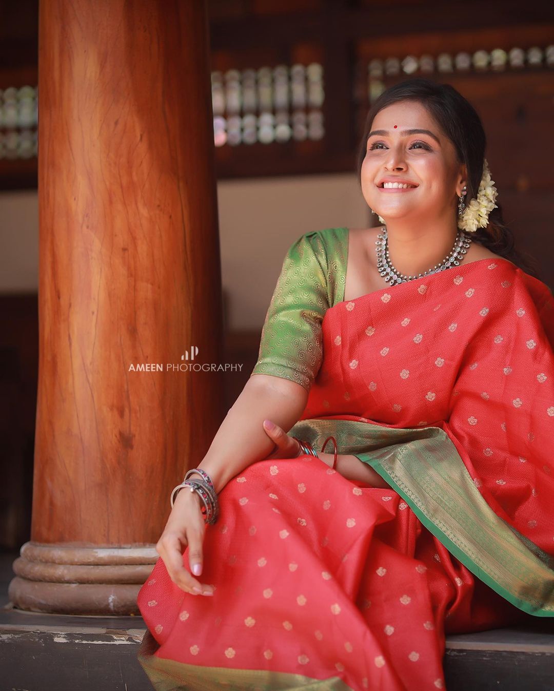 സാരിയിലെത്തിയാല്‍ പിന്നെ ഒരു പ്രത്യേക ലുക്കാണ്; ഒരു രക്ഷയുമില്ല സാറേ, ശ്രദ്ധേയമായി രമ്യ നമ്പീശന്റെ പുതിയ ചിത്രം