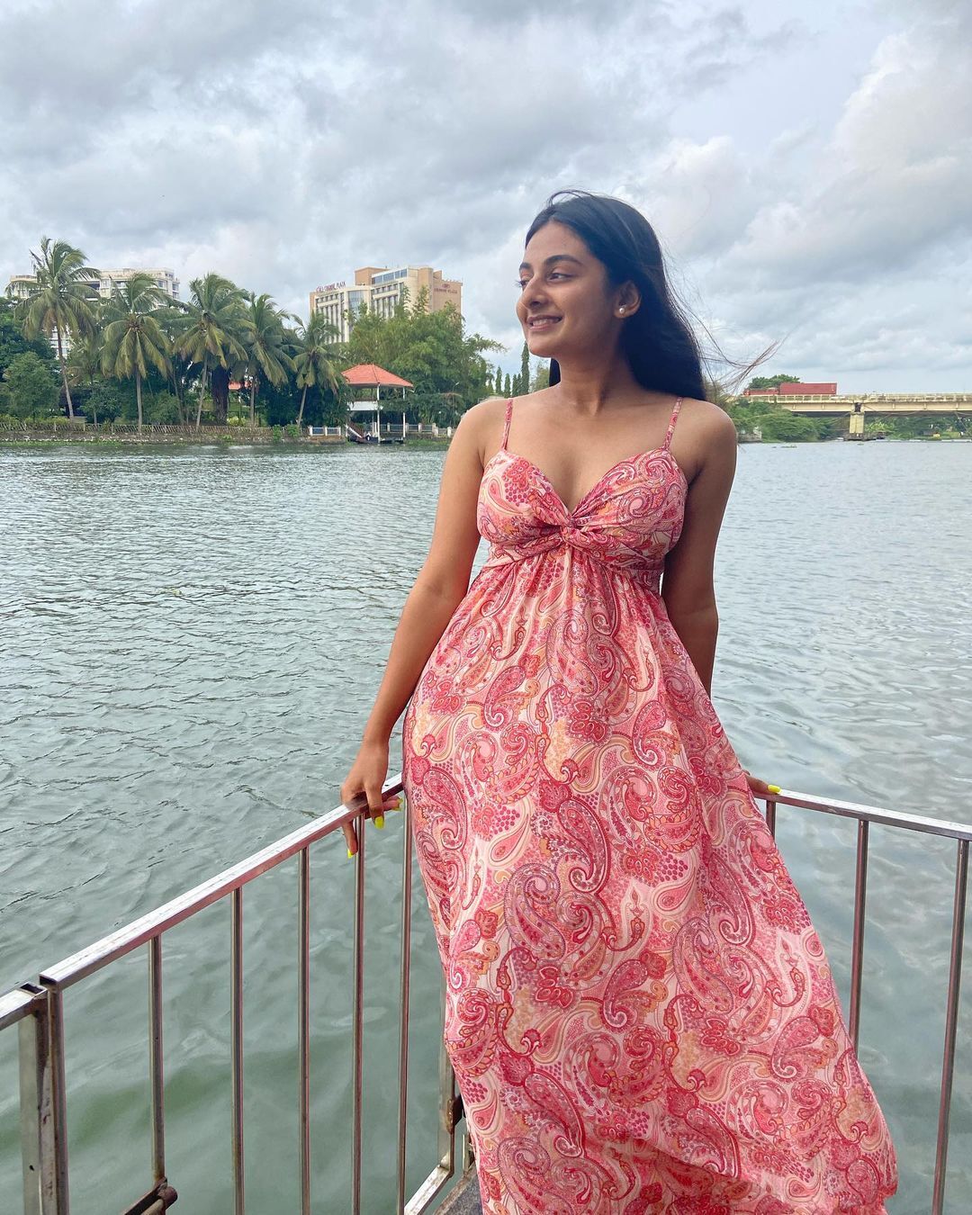   ക്യൂട്ട്, സ്റ്റൈലിഷ് , സ്മാർട്ട് .... തരംഗമാകാൻ എസ്തറിന്റെ തകർപ്പൻ ഫോട്ടോഷൂട്ട്... കാണാം ചിത്രങ്ങൾ