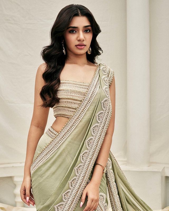 వయ్యారాలు ఒలకబోస్తూ ఫోజులిస్తున్న  కృతి శెట్టి