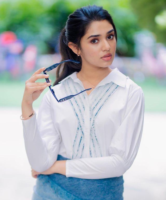 వయ్యారాలు ఒలకబోస్తూ ఫోజులిస్తున్న  కృతి శెట్టి