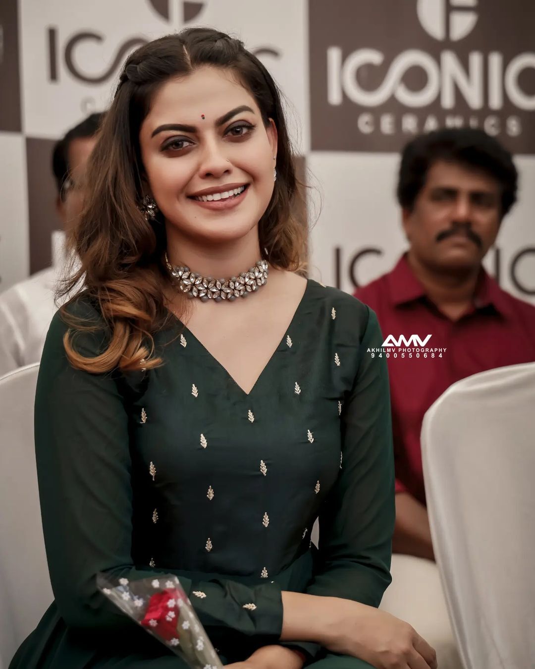 'അനുശ്രീ, ആരെങ്കിലും ഈ ഹൃദയത്തിൽ കയറിയോ? എജ്ജാതി എക്സ്പ്രഷൻസ് ആണ്?'; വൈറലായി ചിത്രങ്ങൾ 