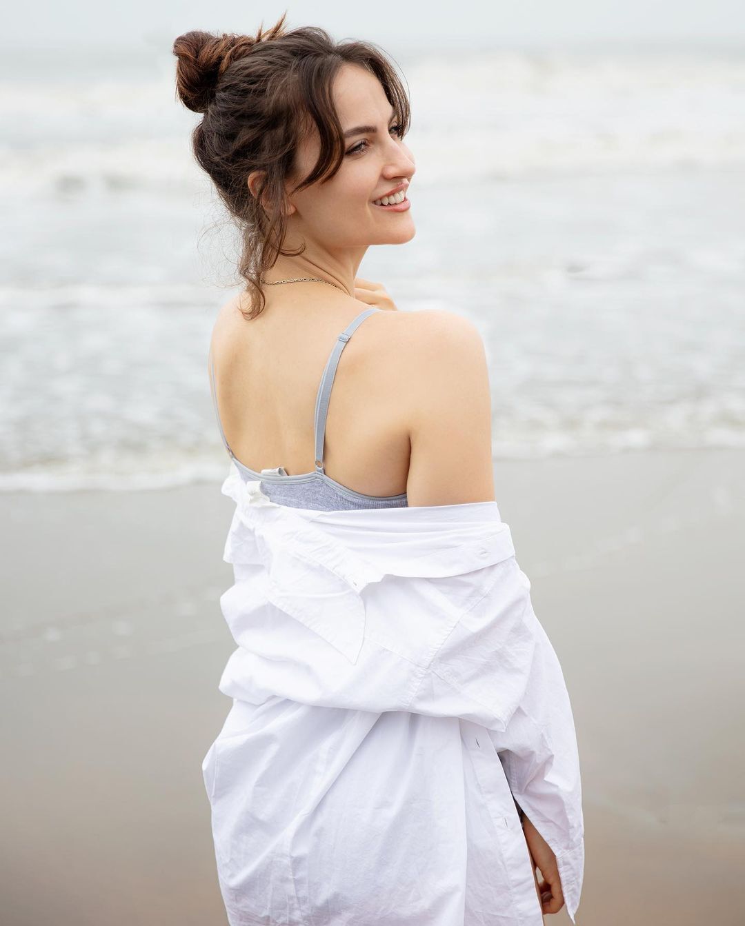 షర్ట్ విప్పేసి.. హాట్ అందాలతో కుర్రకారులో సెగలు పుట్టిస్తున్న ఎల్లి అవ్రాయ్..