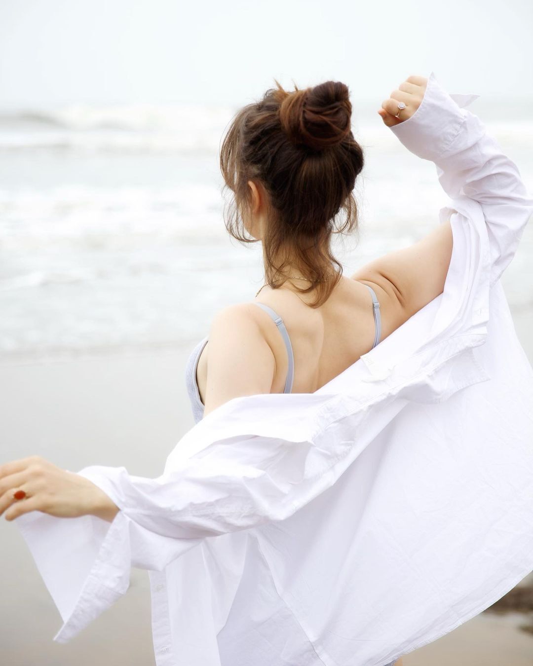 షర్ట్ విప్పేసి.. హాట్ అందాలతో కుర్రకారులో సెగలు పుట్టిస్తున్న ఎల్లి అవ్రాయ్..