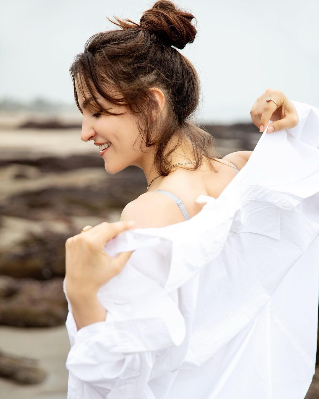 షర్ట్ విప్పేసి.. హాట్ అందాలతో కుర్రకారులో సెగలు పుట్టిస్తున్న ఎల్లి అవ్రాయ్..