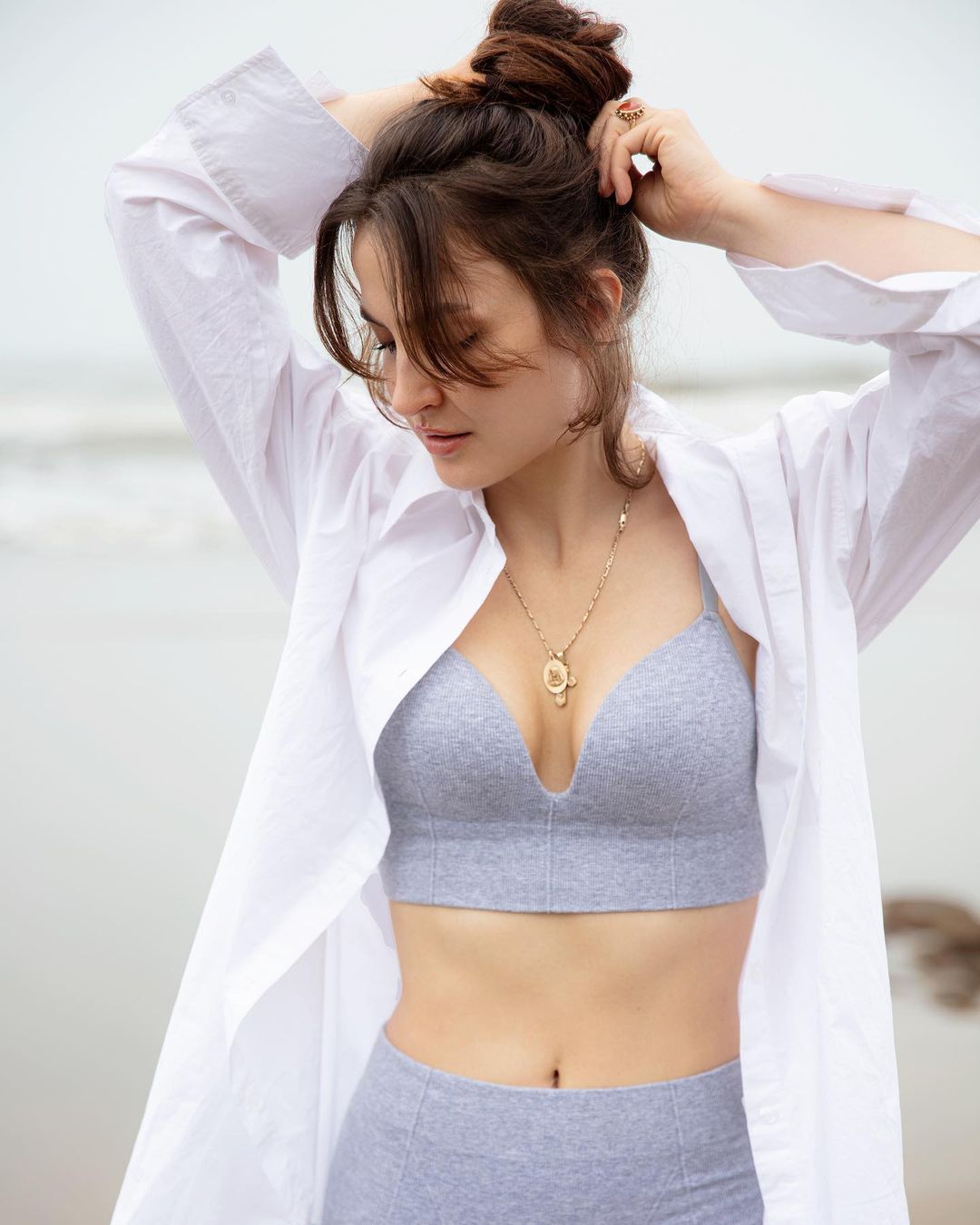 షర్ట్ విప్పేసి.. హాట్ అందాలతో కుర్రకారులో సెగలు పుట్టిస్తున్న ఎల్లి అవ్రాయ్..