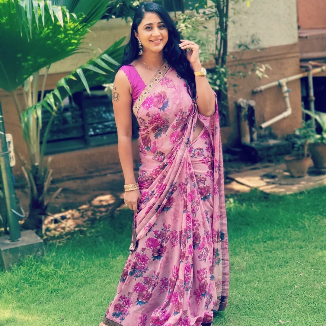 പൂ.. പോല്‍ അഴകി... സാരിയില്‍ അതിമനോഹരം; തകർത്താടി സ്വന്തം കനിഹ, ചിത്രങ്ങള്‍ വൈറല്‍