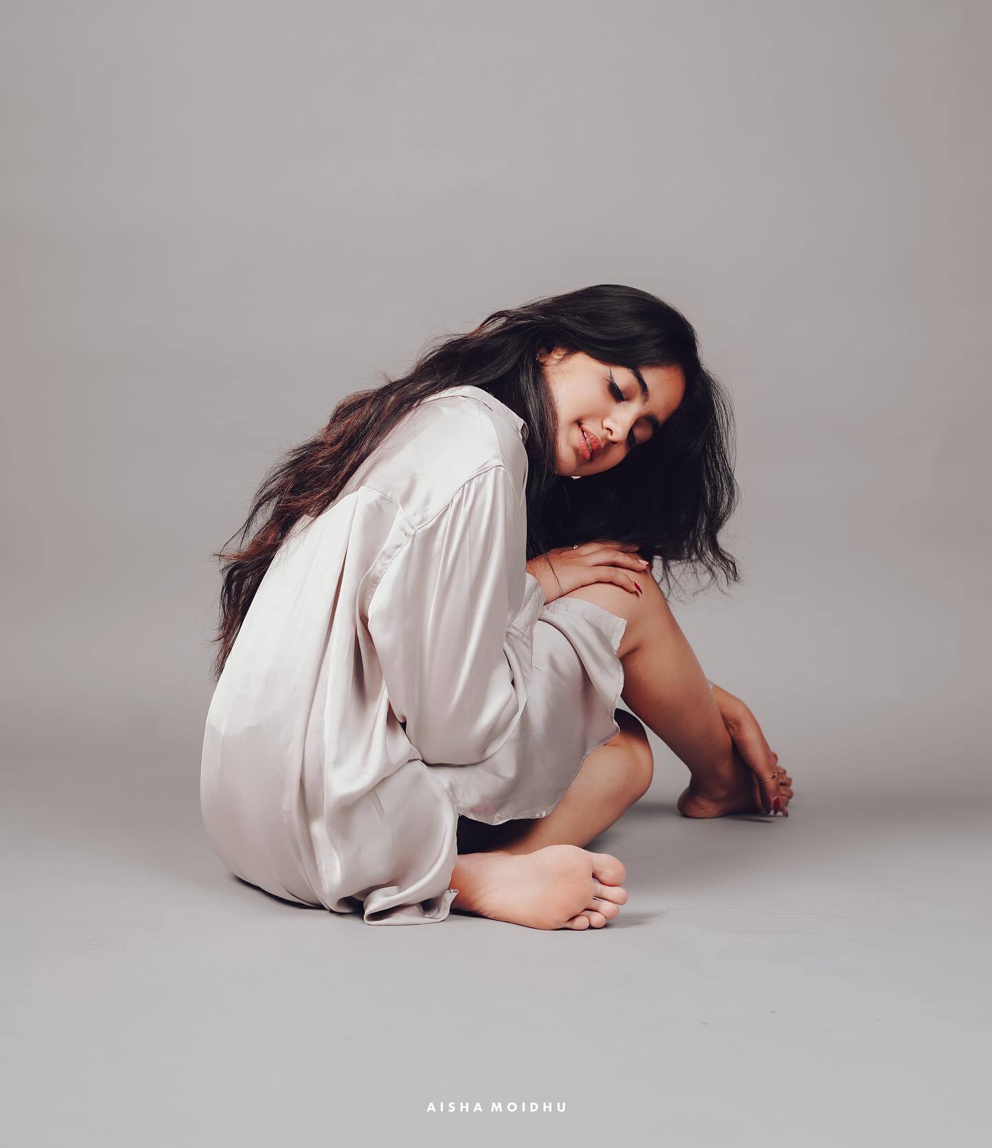 സ്റ്റൈലിഷ് ലുക്കും ക്യൂട്ട് പോസും... പുത്തൻ ചിത്രങ്ങളിലും തിളങ്ങി ദേവിക സഞ്ജയ്