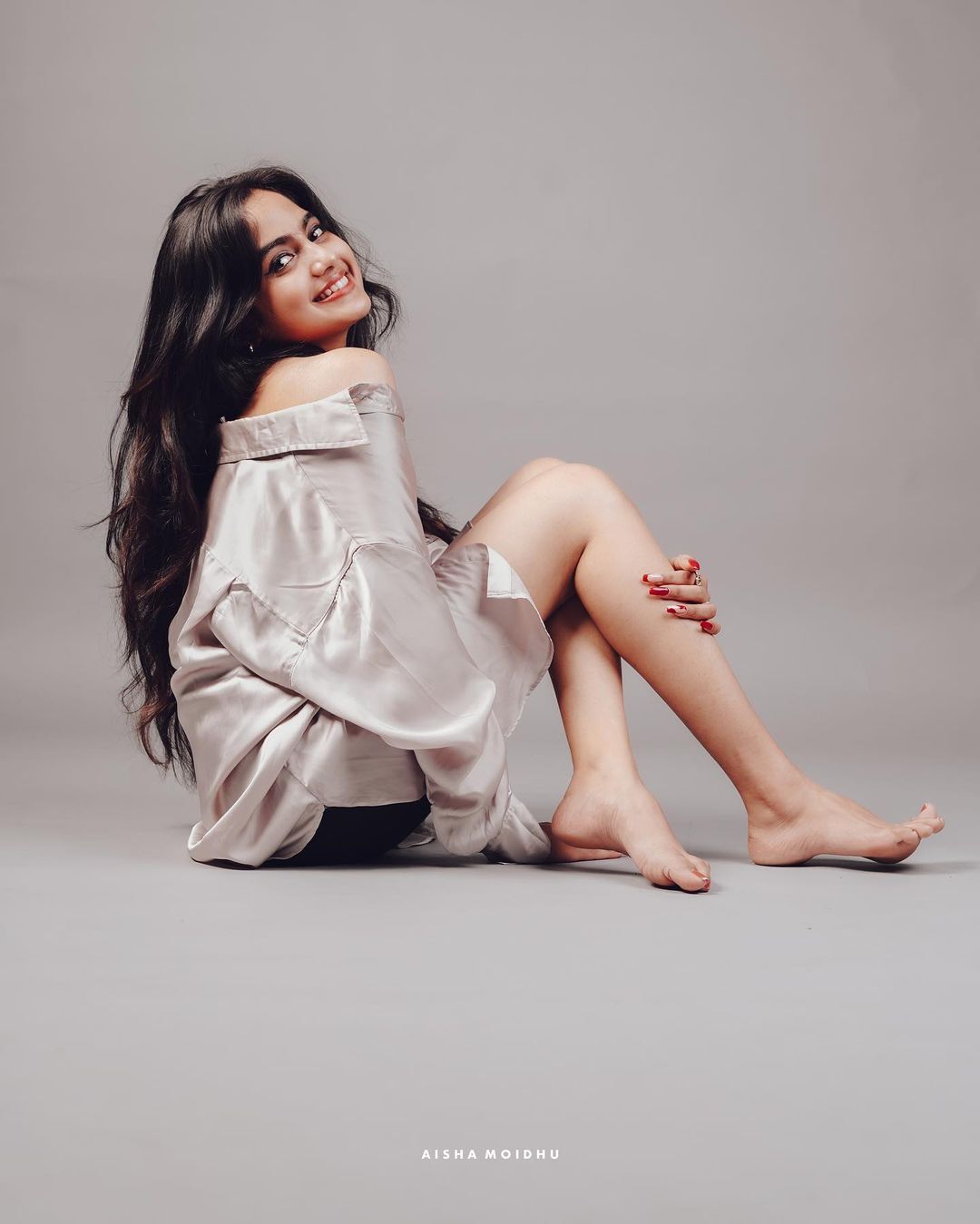 സ്റ്റൈലിഷ് ലുക്കും ക്യൂട്ട് പോസും... പുത്തൻ ചിത്രങ്ങളിലും തിളങ്ങി ദേവിക സഞ്ജയ്